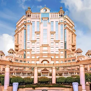 ホテル Swissotel Al Murooj ドバイ